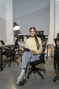 Cadeira de escritório ergonômica: Por que ela faz a diferença no seu dia a dia?